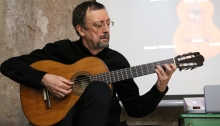 Un momento del concierto de Marcos Villanueva con la guitarra de Arcas, en El Taranto, Almería.